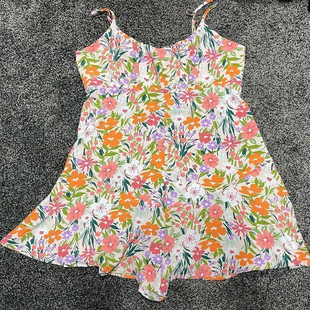 Womens floral romper, NEW - Picture 2 of 9